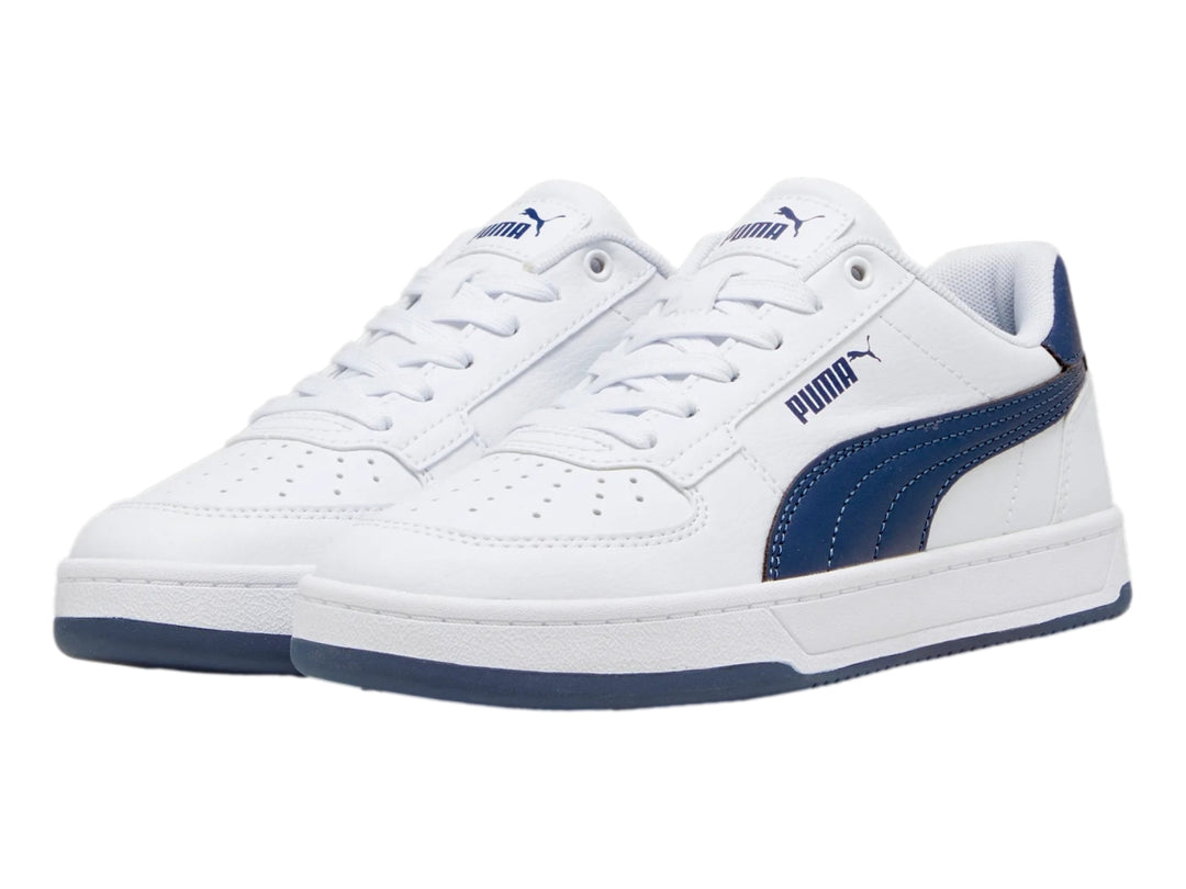 Tenis PUMA Caven 2.0 JR color blanco con franja y suela en azul persa.