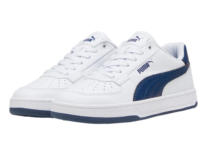 Tenis PUMA Caven 2.0 JR color blanco con franja y suela en azul persa.