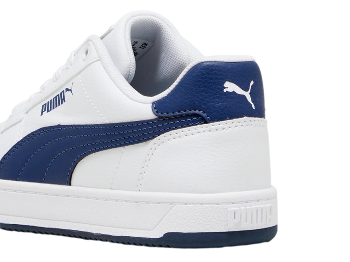 Tenis PUMA Caven 2.0 JR color blanco con franja y suela en azul persa.