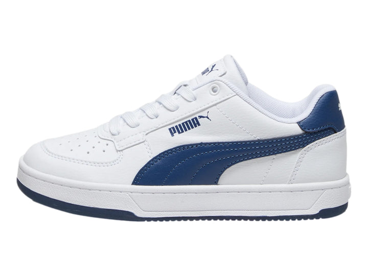 Tenis PUMA Caven 2.0 JR color blanco con franja y suela en azul persa.