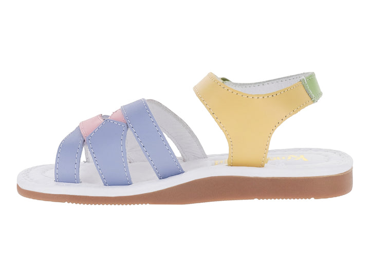Sandalia infantil de colores pastel con correas cruzadas y suela blanca.