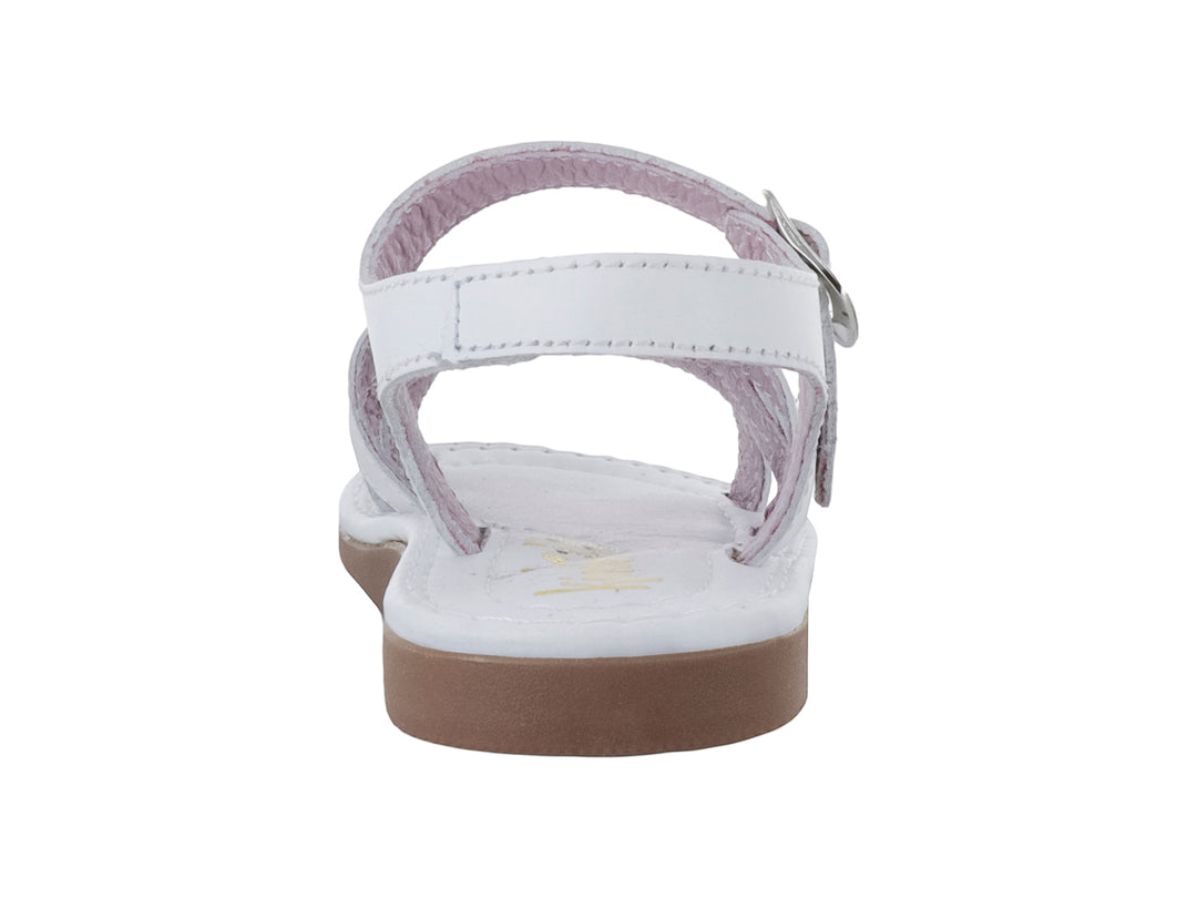 Sandalia blanca infantil con tiras cruzadas, hebilla plateada y suela color café claro.