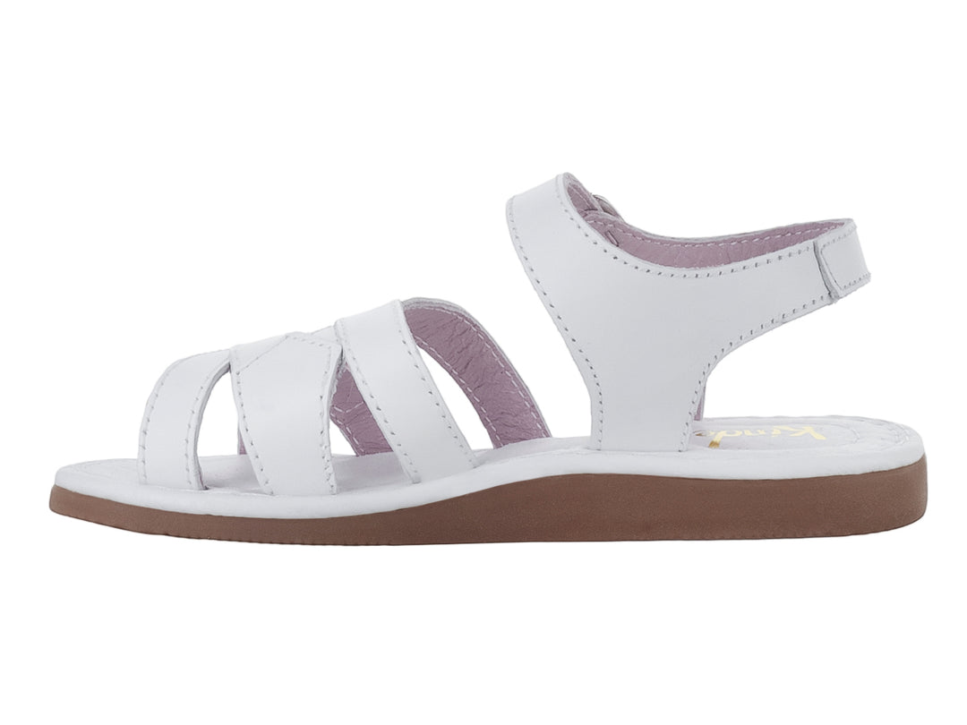 Sandalia blanca infantil con tiras cruzadas, hebilla plateada y suela color café claro.