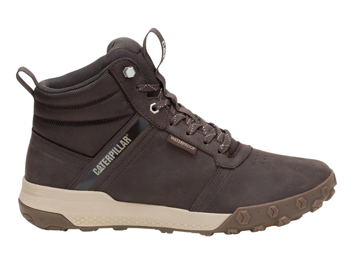 Botín Caterpillar color café oscuro con suela beige, diseño resistente e impermeable para deporte o trabajo.