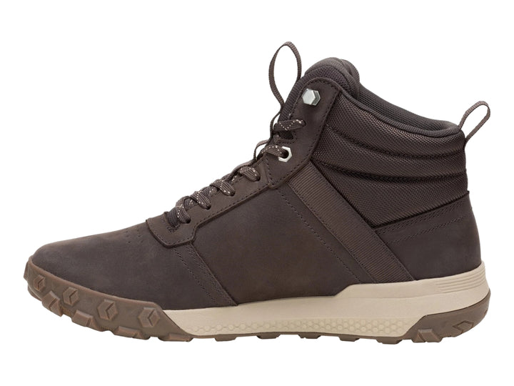 Botín Caterpillar color café oscuro con suela beige, diseño resistente e impermeable para deporte o trabajo.