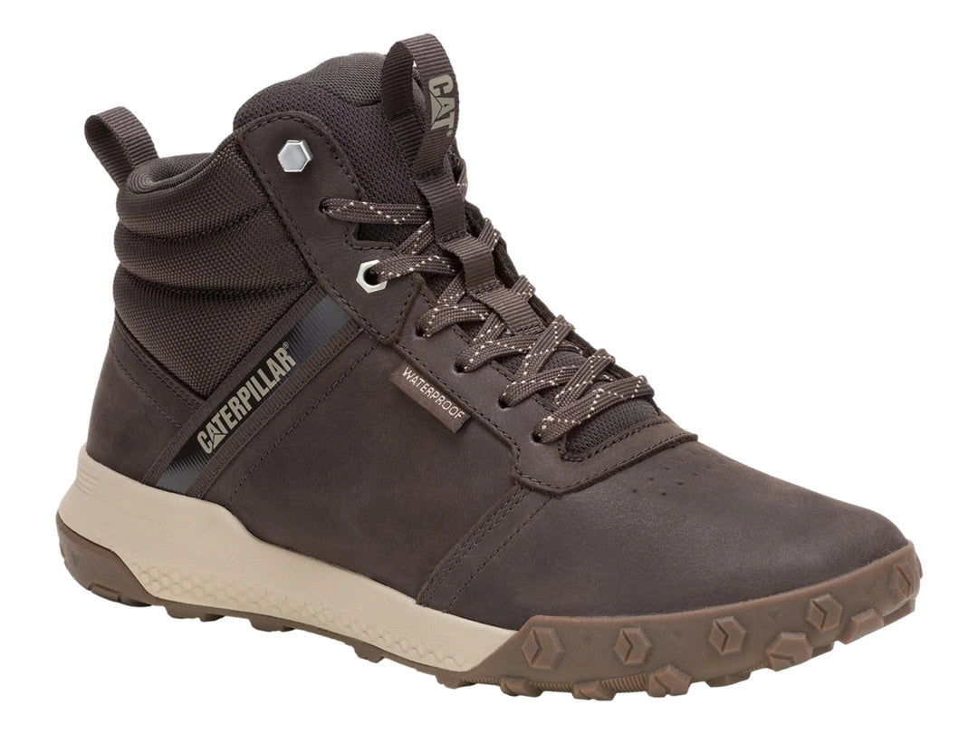 Botín Caterpillar color café oscuro con suela beige, diseño resistente e impermeable para deporte o trabajo.