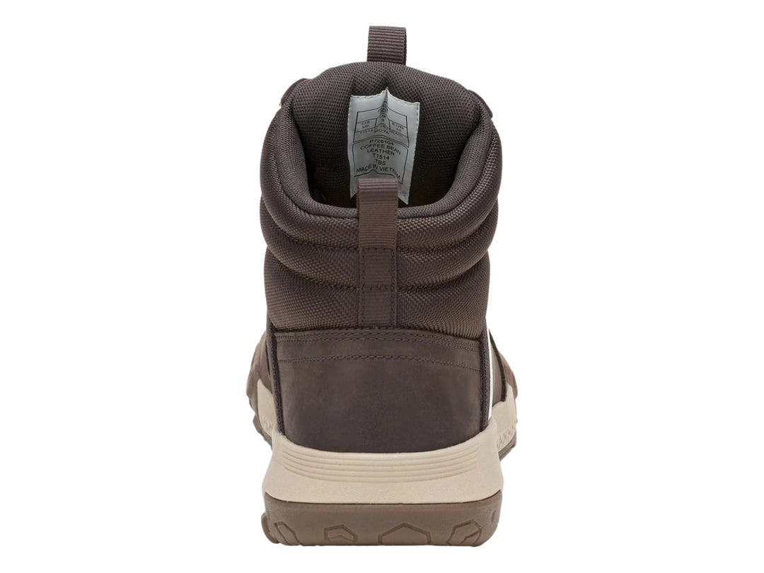 Botín Caterpillar color café oscuro con suela beige, diseño resistente e impermeable para deporte o trabajo.