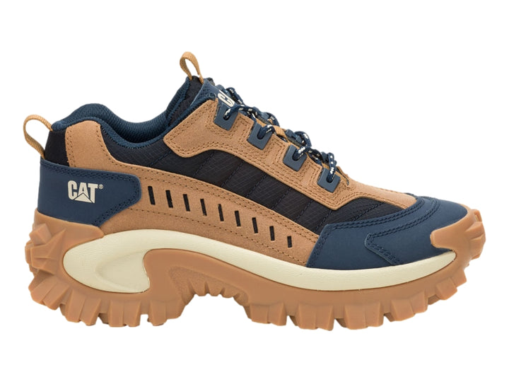 Tenis Caterpillar color marrón y azul marino con suela gruesa y robusta.