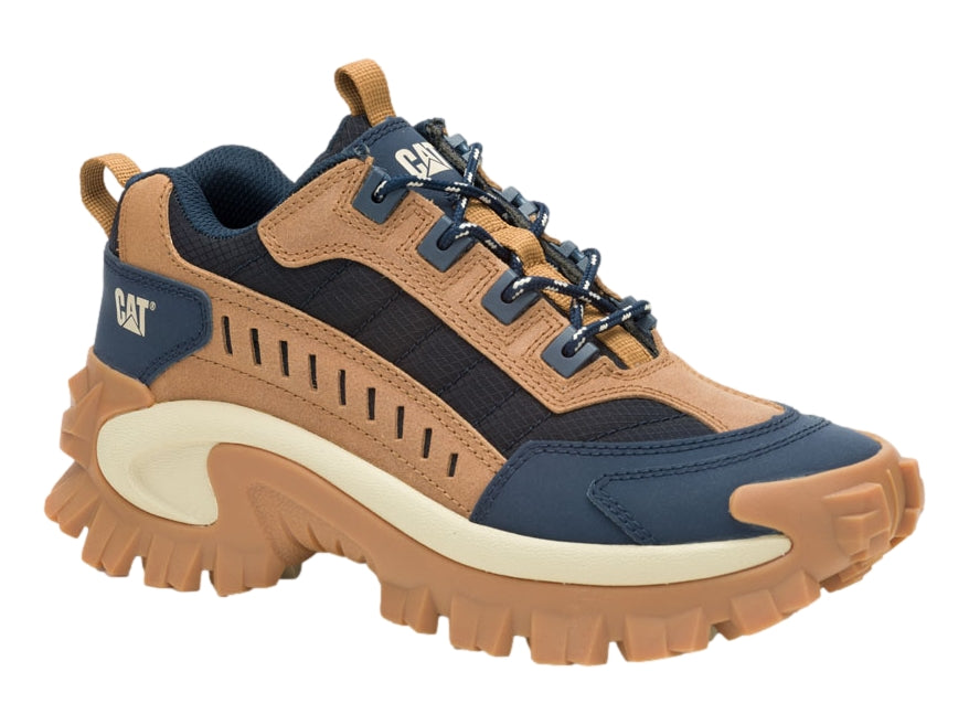 Tenis Caterpillar color marrón y azul marino con suela gruesa y robusta.