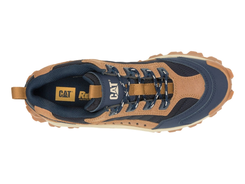 Tenis Caterpillar color marrón y azul marino con suela gruesa y robusta.