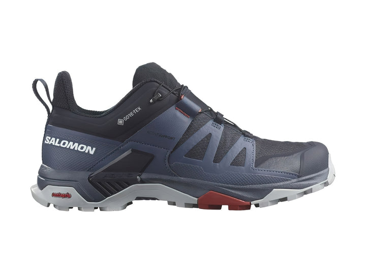 Zapato de senderismo Salomon X Ultra 4 GTX en color azul marino con detalles en gris y rojo.