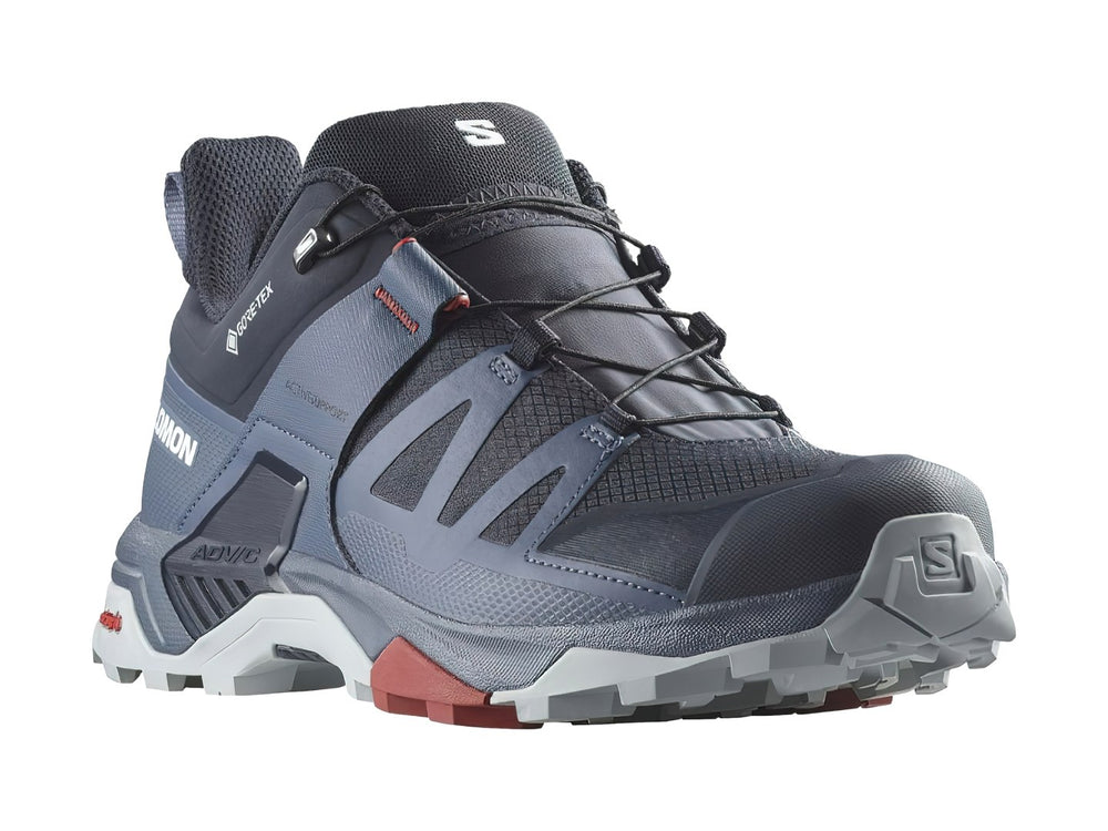 Zapato de senderismo Salomon X Ultra 4 GTX en color azul marino con detalles en gris y rojo.