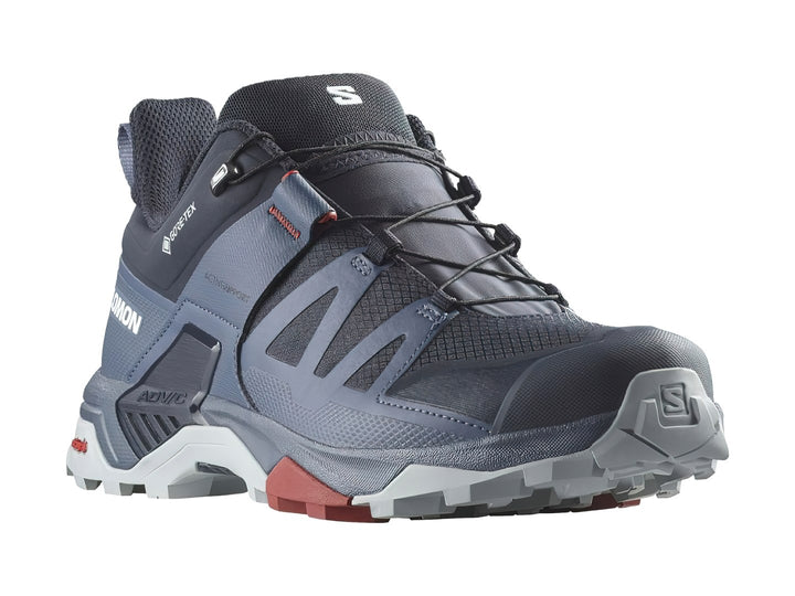 Zapato de senderismo Salomon X Ultra 4 GTX en color azul marino con detalles en gris y rojo.