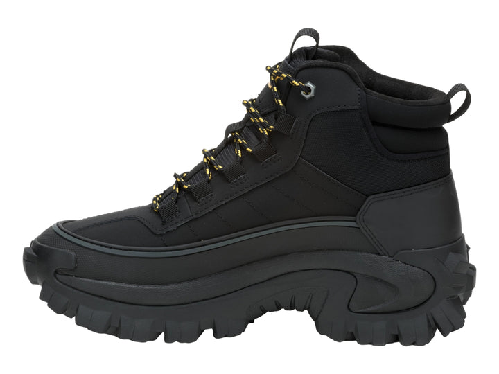 Bota Caterpillar color negro con suela robusta y cordones amarillos y negros.