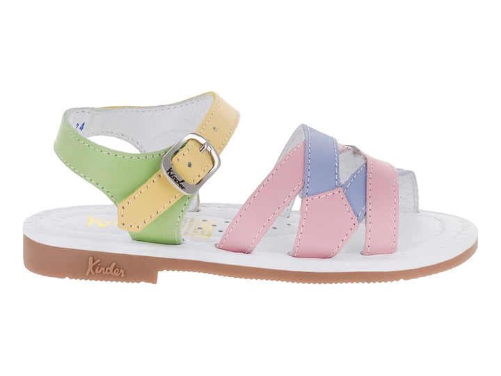 Sandalia infantil multicolor en tonos pastel con tiras cruzadas y cierre de hebilla sobre suela blanca.