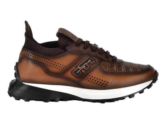Tenis de cuero color marrón almendra con suela blanca y negra y detalles perforados.