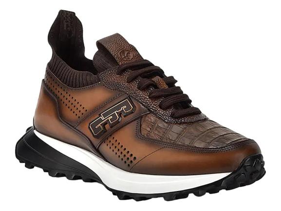 Tenis de cuero color marrón almendra con suela blanca y negra y detalles perforados.