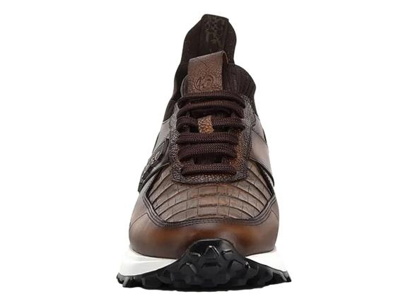 Tenis de cuero color marrón almendra con suela blanca y negra y detalles perforados.