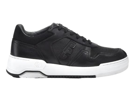 Tenis negros de cuero con suela blanca y cordones negros.