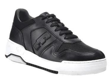 Tenis negros de cuero con suela blanca y cordones negros.