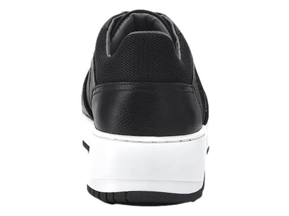 Tenis negros de cuero con suela blanca y cordones negros.