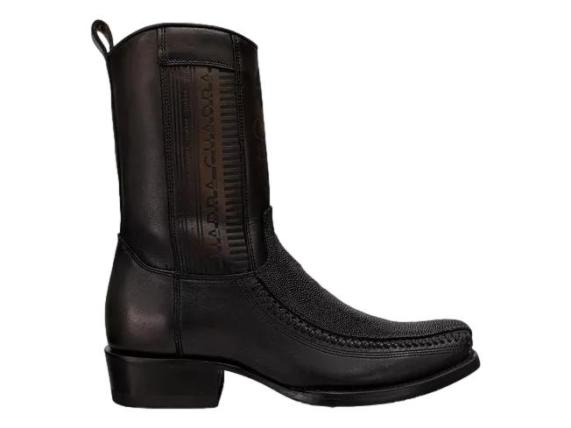 Bota negra de cuero y piel de mantarraya marca Cuadra con tacón cuadrado.