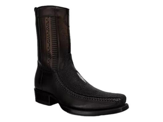 Bota negra de cuero y piel de mantarraya marca Cuadra con tacón cuadrado.