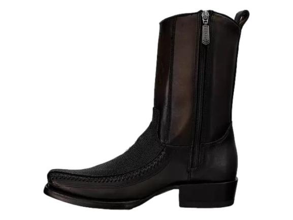 Bota negra de cuero y piel de mantarraya marca Cuadra con tacón cuadrado.