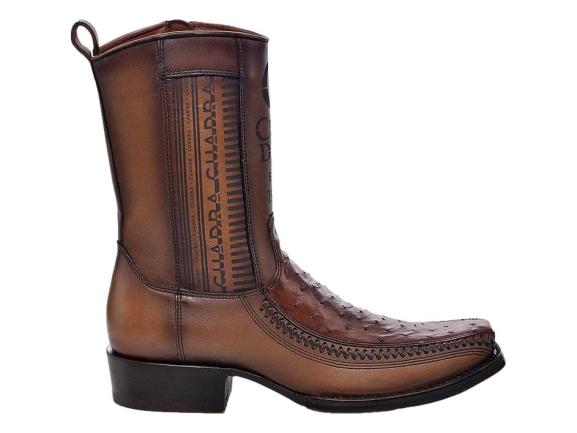 Bota de cuero color café para hombre marca Cuadra con detalles ornamentales y tacón negro.