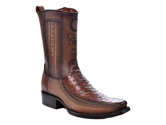 Bota de cuero color café para hombre marca Cuadra con detalles ornamentales y tacón negro.