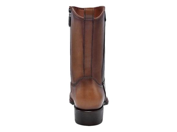 Bota de cuero color café para hombre marca Cuadra con detalles ornamentales y tacón negro.