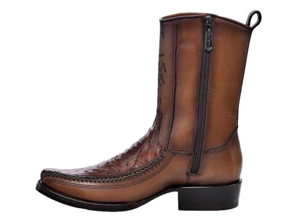 Bota de cuero color café para hombre marca Cuadra con detalles ornamentales y tacón negro.