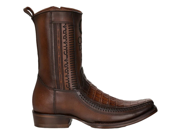 Bota vaquera de cuero color marrón con textura de piel de cocodrilo en la punta.