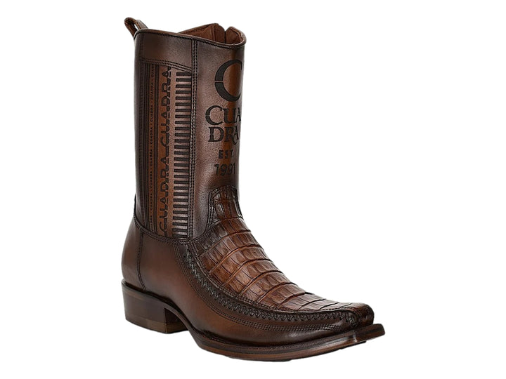 Bota vaquera de cuero color marrón con textura de piel de cocodrilo en la punta.