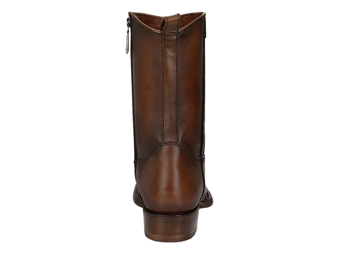Bota vaquera de cuero color marrón con textura de piel de cocodrilo en la punta.