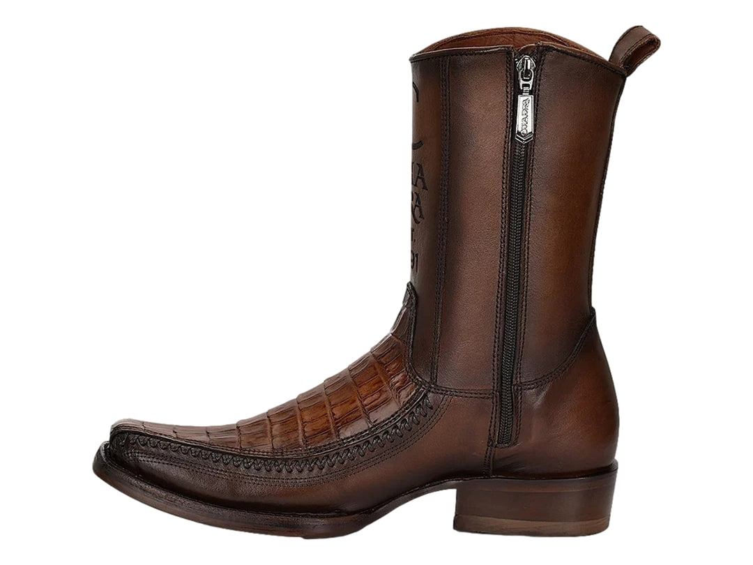 Bota vaquera de cuero color marrón con textura de piel de cocodrilo en la punta.