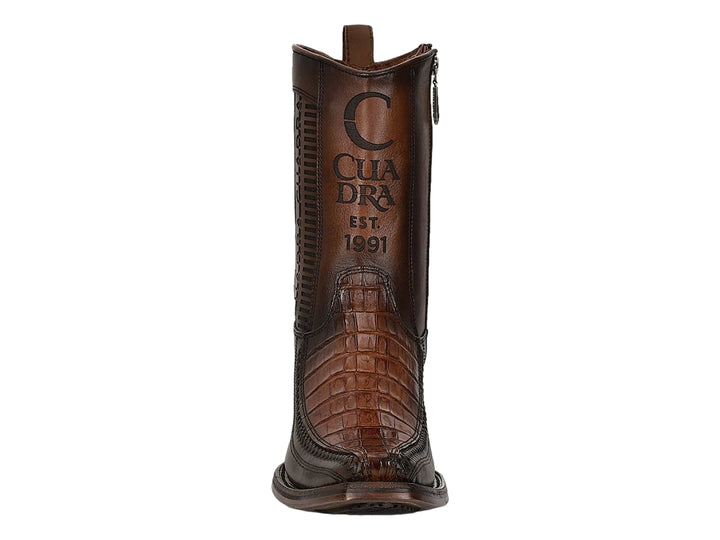 Bota vaquera de cuero color marrón con textura de piel de cocodrilo en la punta.