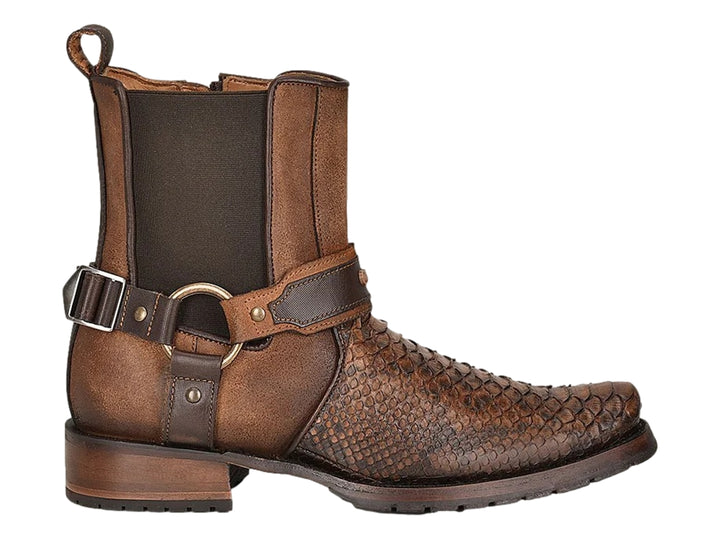 Bota de cuero color castaño con punta de piel de pitón y detalles de hebillas metálicas.
