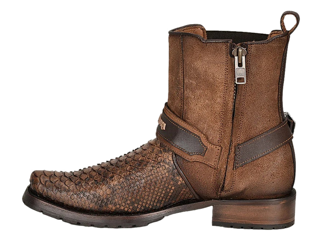 Bota de cuero color castaño con punta de piel de pitón y detalles de hebillas metálicas.