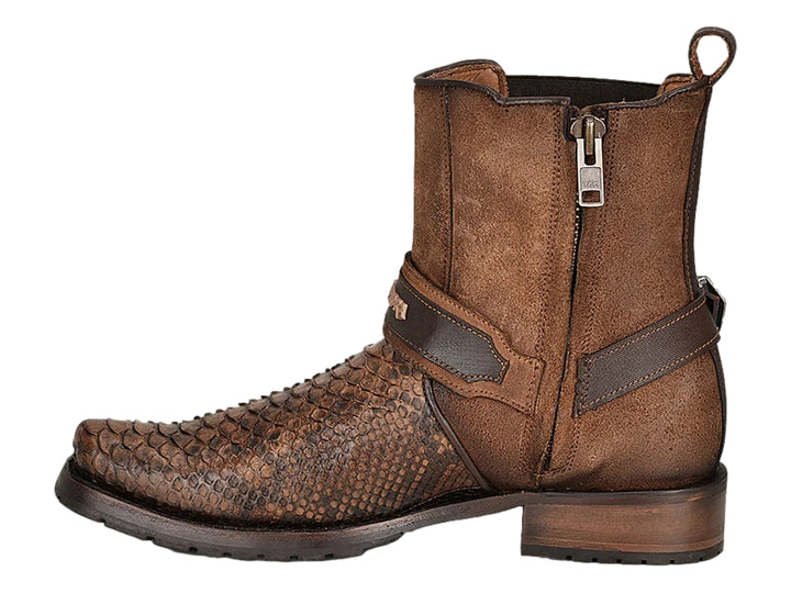 Bota de cuero color castaño con punta de piel de pitón y detalles de hebillas metálicas.