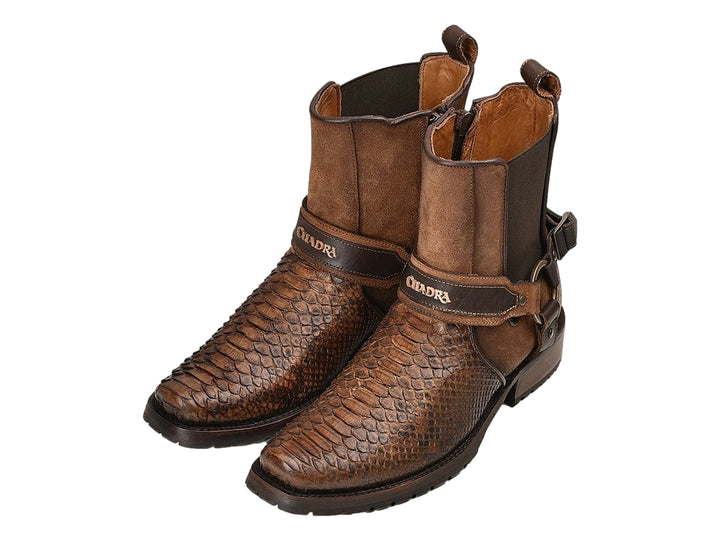 Bota de cuero color castaño con punta de piel de pitón y detalles de hebillas metálicas.