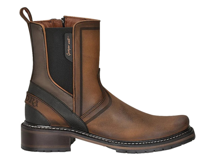Bota chelsea de cuero color café con detalles en negro y suela robusta.