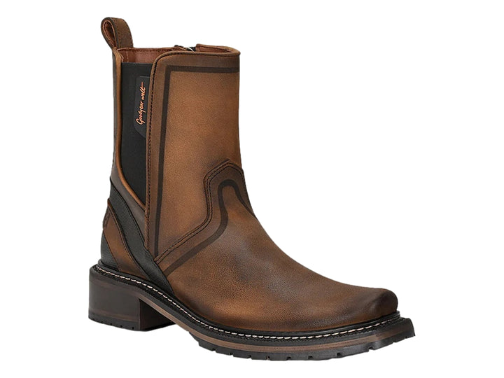 Bota chelsea de cuero color café con detalles en negro y suela robusta.