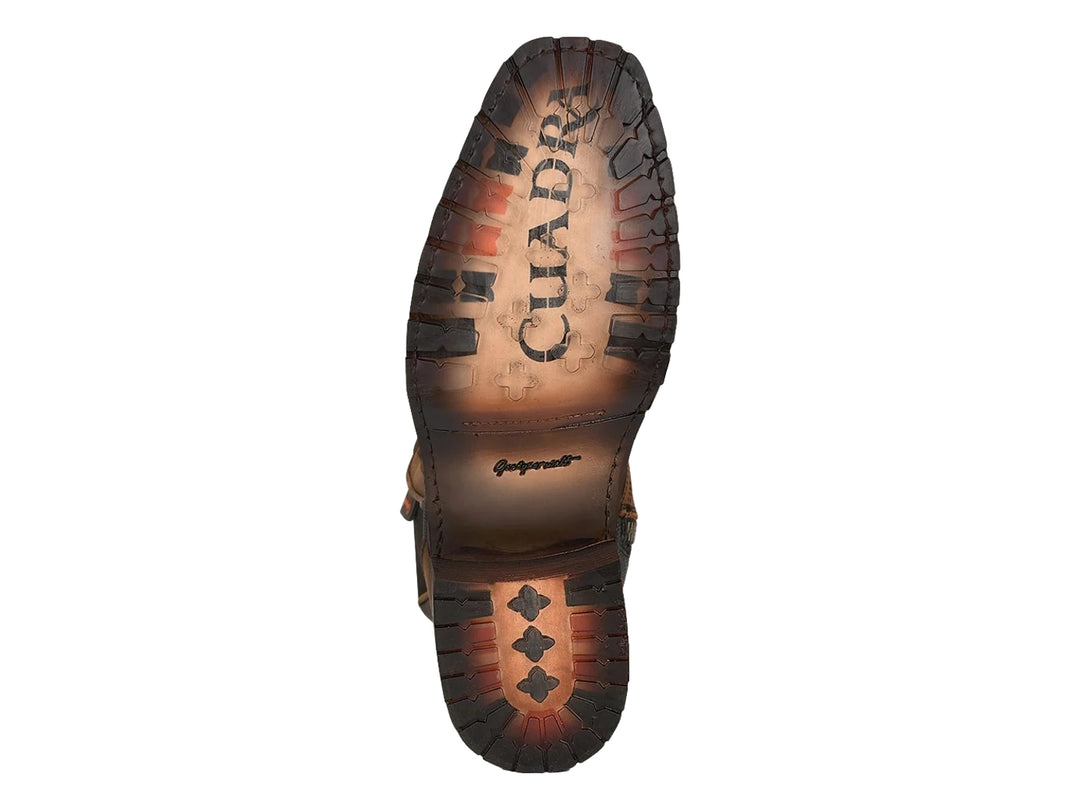 Bota chelsea de cuero color café con detalles en negro y suela robusta.