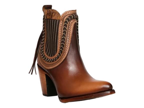 Botín de cuero color miel con detalles bordados y tacón cuadrado.