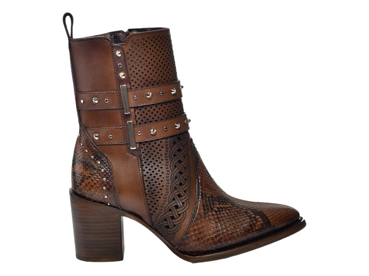 Bota de cuero color miel con detalles de piel de pitón, correas con remaches y tacón alto.