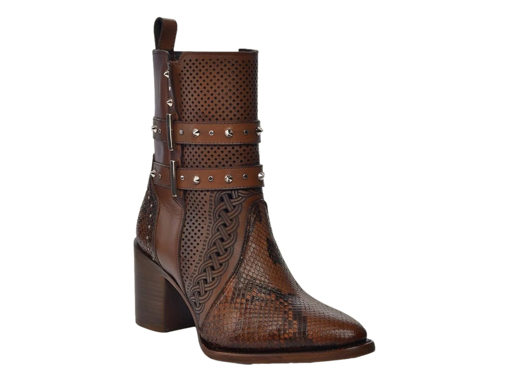Bota de cuero color miel con detalles de piel de pitón, correas con remaches y tacón alto.