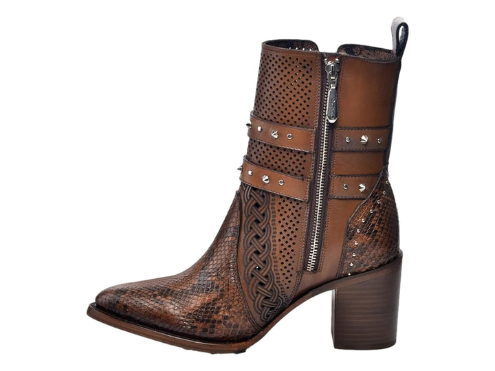 Bota de cuero color miel con detalles de piel de pitón, correas con remaches y tacón alto.