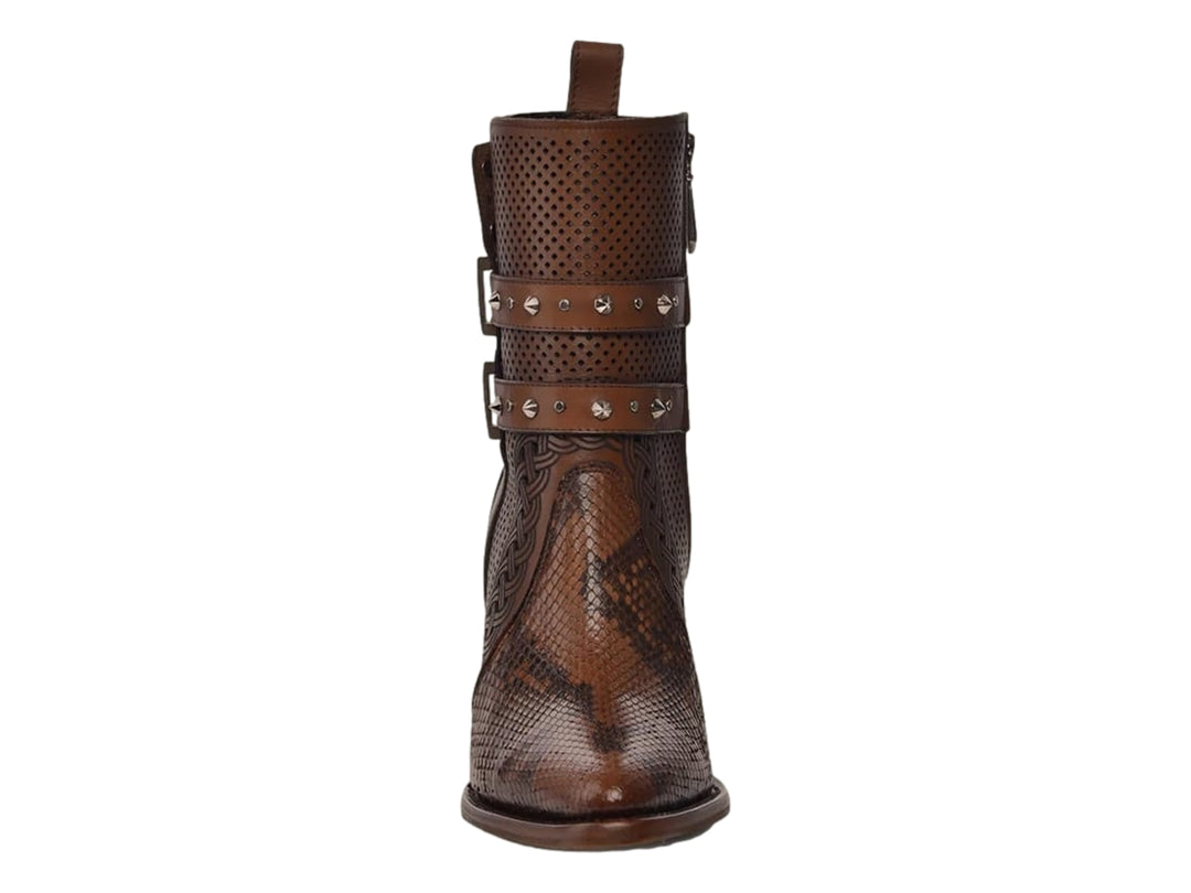 Bota de cuero color miel con detalles de piel de pitón, correas con remaches y tacón alto.