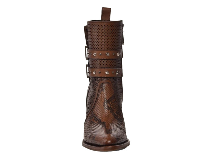 Bota de cuero color miel con detalles de piel de pitón, correas con remaches y tacón alto.